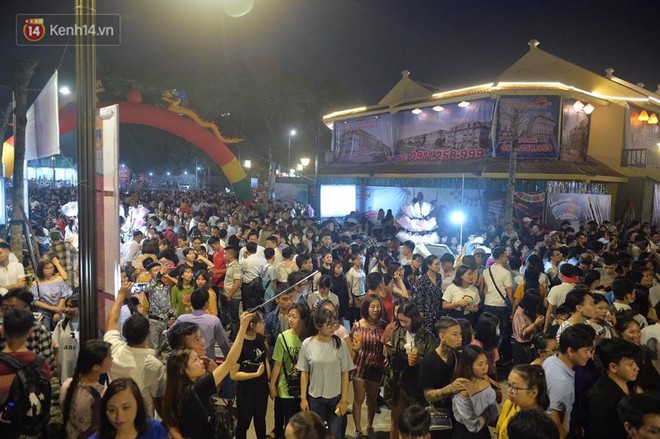 Biển người xếp h&agrave;ng chờ v&agrave;o chi&ecirc;m ngưỡng s&acirc;n khấu Carnaval Hạ Long d&agrave;i h&agrave;ng trăm m&eacute;t - Ảnh 8.