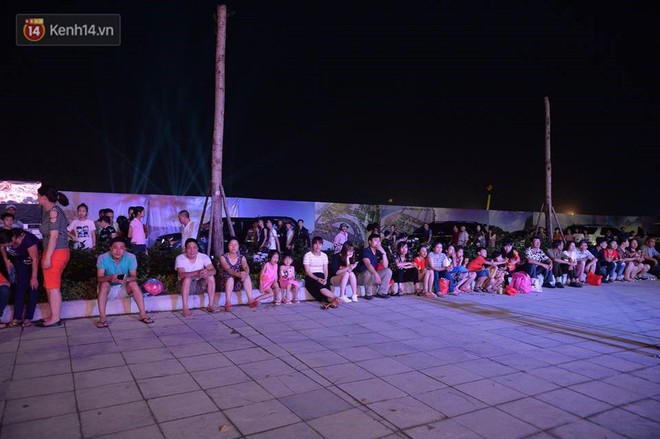 Biển người xếp h&agrave;ng chờ v&agrave;o chi&ecirc;m ngưỡng s&acirc;n khấu Carnaval Hạ Long d&agrave;i h&agrave;ng trăm m&eacute;t - Ảnh 9.