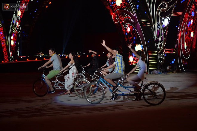 Biển người xếp h&agrave;ng chờ v&agrave;o chi&ecirc;m ngưỡng s&acirc;n khấu Carnaval Hạ Long d&agrave;i h&agrave;ng trăm m&eacute;t - Ảnh 17.