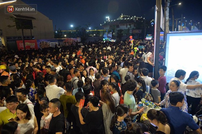 Biển người xếp h&agrave;ng chờ v&agrave;o chi&ecirc;m ngưỡng s&acirc;n khấu Carnaval Hạ Long d&agrave;i h&agrave;ng trăm m&eacute;t - Ảnh 10.