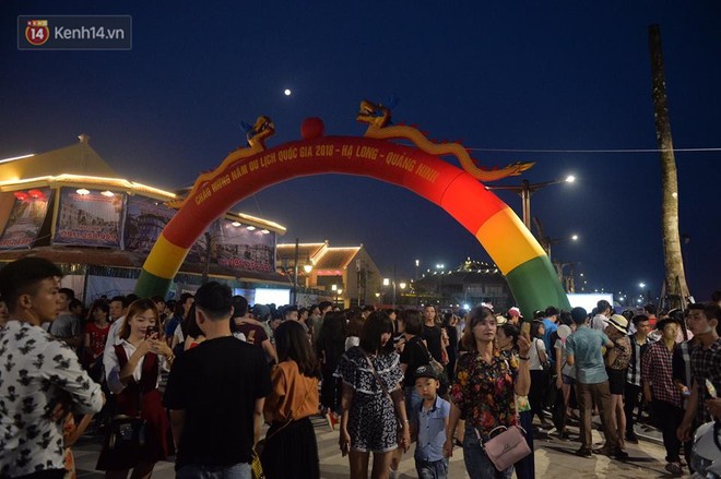 Biển người xếp h&agrave;ng chờ v&agrave;o chi&ecirc;m ngưỡng s&acirc;n khấu Carnaval Hạ Long d&agrave;i h&agrave;ng trăm m&eacute;t - Ảnh 4.