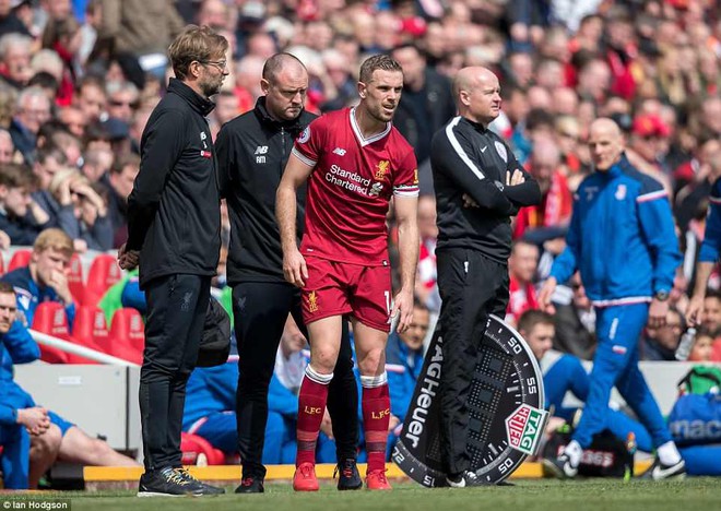 Salah bỏ lỡ cơ hội v&agrave;ng, Liverpool bất lực trước Stoke - Ảnh 9.