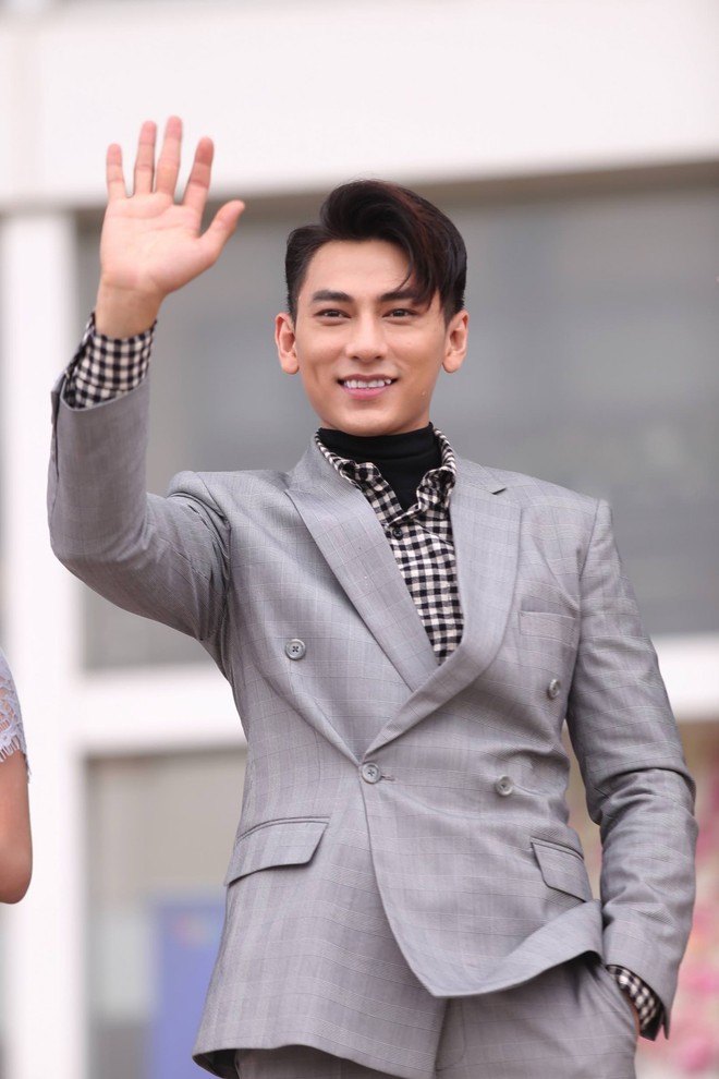 Khoảnh khắc chứng minh: Kh&ocirc;ng cần cao to vạm vỡ, d&agrave;n nam thần Vbiz vẫn khiến fan girl xin chết v&igrave; khu&ocirc;n mặt đẹp ho&agrave;n mĩ - Ảnh 15.