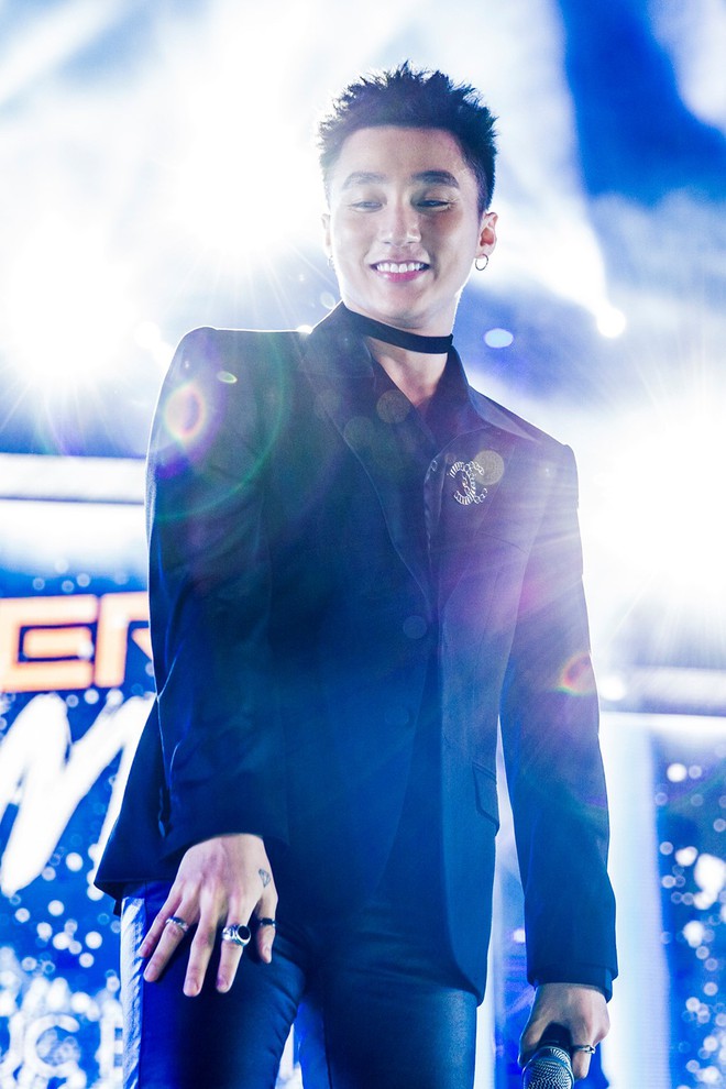 Khoảnh khắc chứng minh: Kh&ocirc;ng cần cao to vạm vỡ, d&agrave;n nam thần Vbiz vẫn khiến fan girl xin chết v&igrave; khu&ocirc;n mặt đẹp ho&agrave;n mĩ - Ảnh 1.