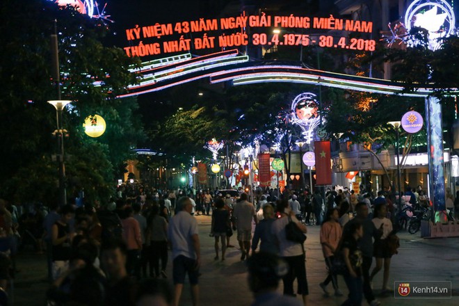 Người d&acirc;n 2 miền đổ xuống đường vui chơi dịp lễ 30/4: H&agrave; Nội đ&ocirc;ng đ&uacute;c, S&agrave;i G&ograve;n b&igrave;nh y&ecirc;n - Ảnh 6.