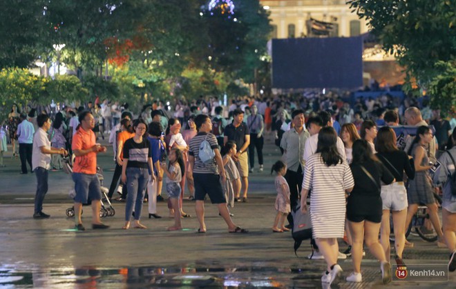 Người d&acirc;n 2 miền đổ xuống đường vui chơi dịp lễ 30/4: H&agrave; Nội đ&ocirc;ng đ&uacute;c, S&agrave;i G&ograve;n b&igrave;nh y&ecirc;n - Ảnh 8.