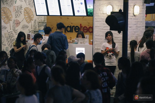 Người d&acirc;n 2 miền đổ xuống đường vui chơi dịp lễ 30/4: H&agrave; Nội đ&ocirc;ng đ&uacute;c, S&agrave;i G&ograve;n b&igrave;nh y&ecirc;n - Ảnh 12.