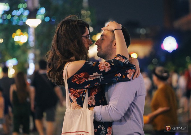 Người d&acirc;n 2 miền đổ xuống đường vui chơi dịp lễ 30/4: H&agrave; Nội đ&ocirc;ng đ&uacute;c, S&agrave;i G&ograve;n b&igrave;nh y&ecirc;n - Ảnh 13.