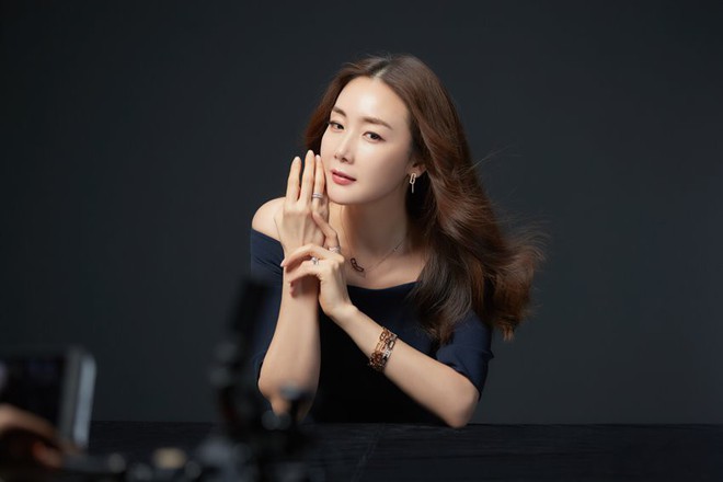 YG tung ảnh hậu trường quảng cáo của Choi Ji Woo ngay sau cưới: Dù đã U50, chị đẹp vẫn quá xuất sắc - Ảnh 17.