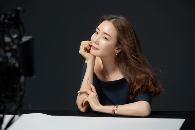 YG tung ảnh hậu trường quảng cáo của Choi Ji Woo ngay sau cưới: Dù đã U50, chị đẹp vẫn quá xuất sắc - Ảnh 18.