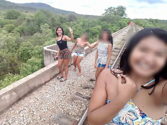 Chỉ vài giây sau khi chụp bức hình selfie trên cầu, tai nạn ập xuống đầu 3 cô gái trẻ - Ảnh 1.