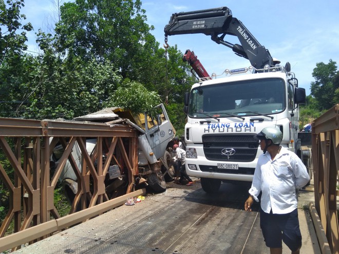 Xe tải lao v&agrave;o th&agrave;nh cầu, t&agrave;i xế ở Ph&uacute; Quốc chết kẹt trong cabin bẹp d&uacute;m - Ảnh 1.