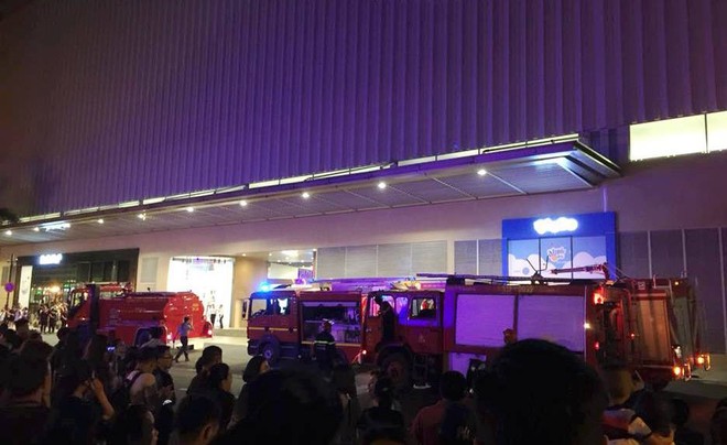 Hàng nghìn người dân đang mua sắm ở Crescent Mall hốt hoảng tháo chạy ra bên ngoài khi nghe chuông báo cháy - Ảnh 4.