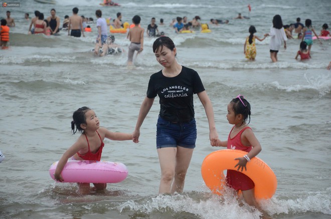 Biển người ken đặc, chen ch&uacute;c tr&ecirc;n c&aacute;c b&atilde;i tắm ở Sầm Sơn dịp lễ 30/4 - 1/5 - Ảnh 3.