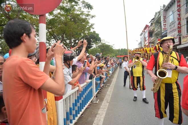 Hàng vạn người dân cố đô Huế và du khách đứng chật kín hơn 2km cổ vũ lễ hội đường phố - Ảnh 7.