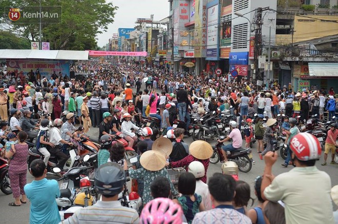 Hàng vạn người dân cố đô Huế và du khách đứng chật kín hơn 2km cổ vũ lễ hội đường phố - Ảnh 11.