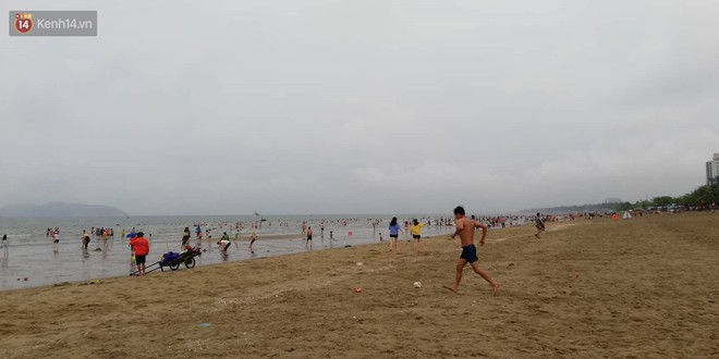 Trời vừa ngớt mưa, hàng nghìn du khách liền ùa xuống bãi biển Cửa Lò tắm mát - Ảnh 1.