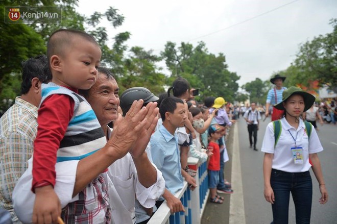 Hàng vạn người dân cố đô Huế và du khách đứng chật kín hơn 2km cổ vũ lễ hội đường phố - Ảnh 4.