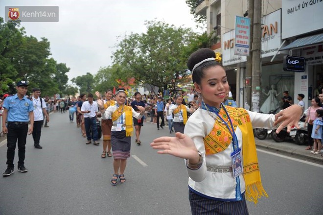 Hàng vạn người dân cố đô Huế và du khách đứng chật kín hơn 2km cổ vũ lễ hội đường phố - Ảnh 5.