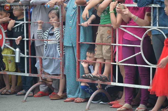 Hàng vạn người dân cố đô Huế và du khách đứng chật kín hơn 2km cổ vũ lễ hội đường phố - Ảnh 12.