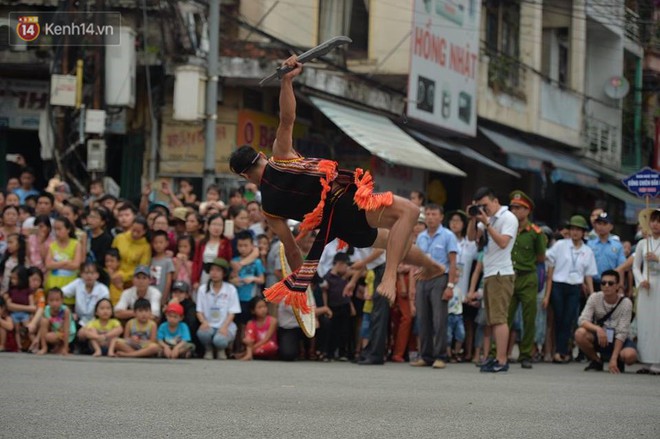 Hàng vạn người dân cố đô Huế và du khách đứng chật kín hơn 2km cổ vũ lễ hội đường phố - Ảnh 14.