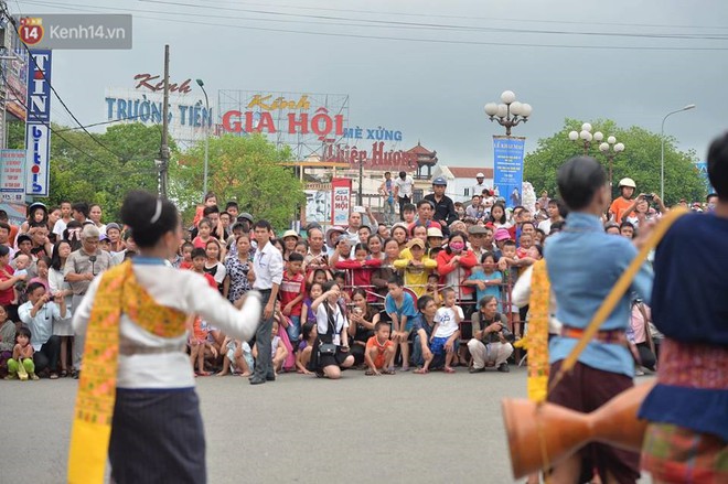 Hàng vạn người dân cố đô Huế và du khách đứng chật kín hơn 2km cổ vũ lễ hội đường phố - Ảnh 10.