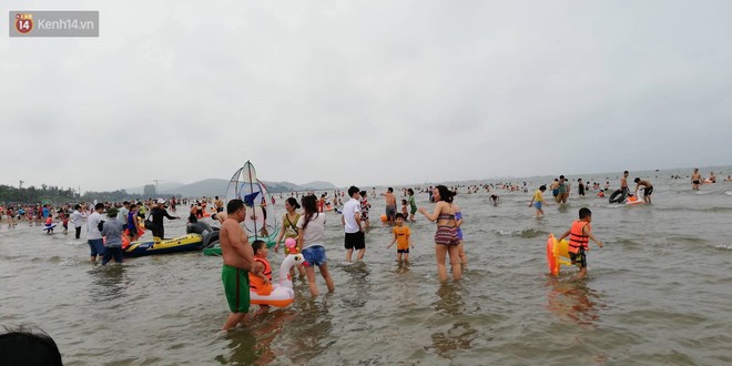 Trời vừa ngớt mưa, hàng nghìn du khách liền ùa xuống bãi biển Cửa Lò tắm mát - Ảnh 2.