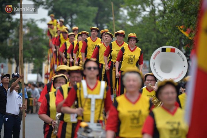 Hàng vạn người dân cố đô Huế và du khách đứng chật kín hơn 2km cổ vũ lễ hội đường phố - Ảnh 8.