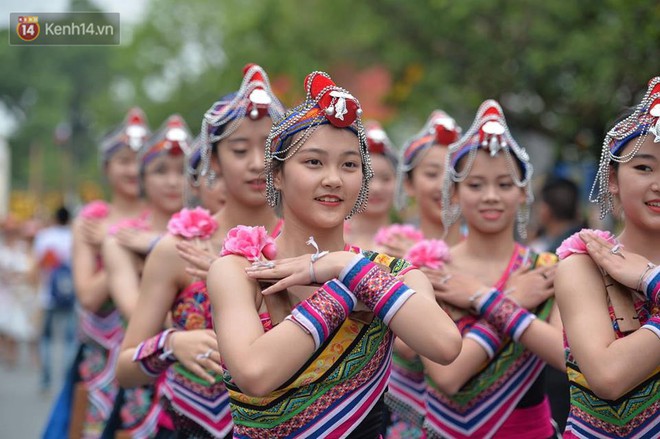 Hàng vạn người dân cố đô Huế và du khách đứng chật kín hơn 2km cổ vũ lễ hội đường phố - Ảnh 6.
