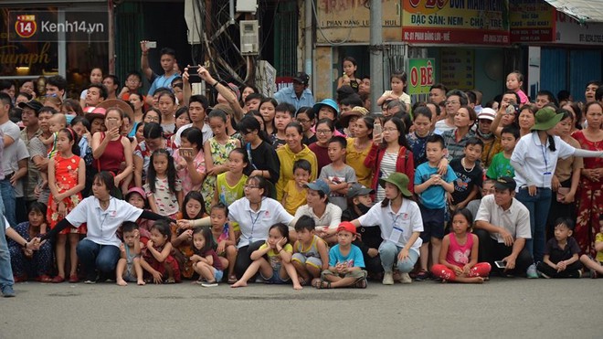 Hàng vạn người dân cố đô Huế và du khách đứng chật kín hơn 2km cổ vũ lễ hội đường phố - Ảnh 15.