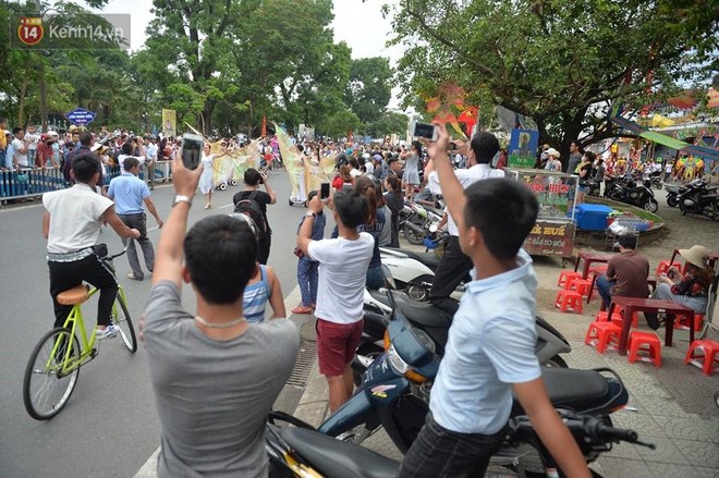 Hàng vạn người dân cố đô Huế và du khách đứng chật kín hơn 2km cổ vũ lễ hội đường phố - Ảnh 3.