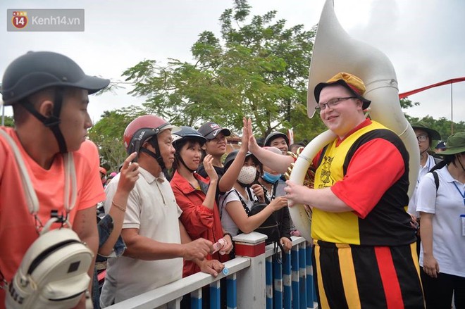 Hàng vạn người dân cố đô Huế và du khách đứng chật kín hơn 2km cổ vũ lễ hội đường phố - Ảnh 9.