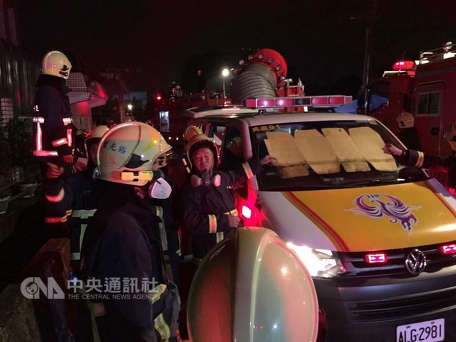 Vụ cháy kinh hoàng tại Đài Loan: 5 chiến sĩ cứu hỏa đã hy sinh trong lúc cứu giúp 2 người bị mắc kẹt - Ảnh 3.