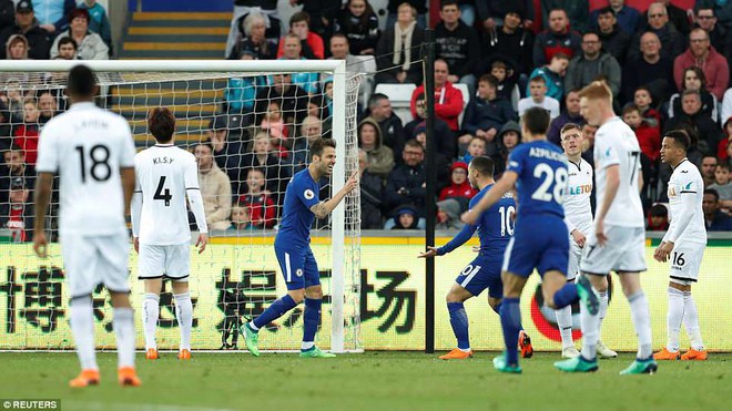 Fabregas lập siêu phẩm, Chelsea chưa buông hy vọng giành vé Champions League - Ảnh 3.