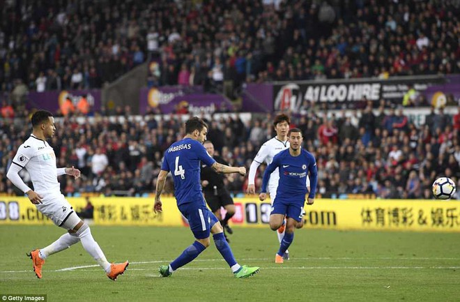 Fabregas lập siêu phẩm, Chelsea chưa buông hy vọng giành vé Champions League - Ảnh 4.