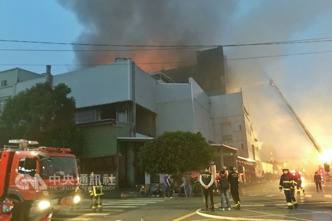 Vụ cháy kinh hoàng tại Đài Loan: 5 chiến sĩ cứu hỏa đã hy sinh trong lúc cứu giúp 2 người bị mắc kẹt - Ảnh 2.
