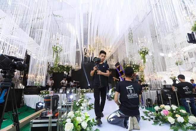 Kh&ocirc;ng gian tiệc cưới của Hữu C&ocirc;ng: Cổng ch&agrave;o th&igrave; ho&agrave;nh tr&aacute;ng, b&ecirc;n trong th&igrave; ảo diệu như s&acirc;n khấu ca nhạc! - Ảnh 13.