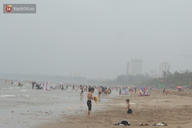 Trời vừa ngớt mưa, hàng nghìn du khách liền ùa xuống bãi biển Cửa Lò tắm mát - Ảnh 3.
