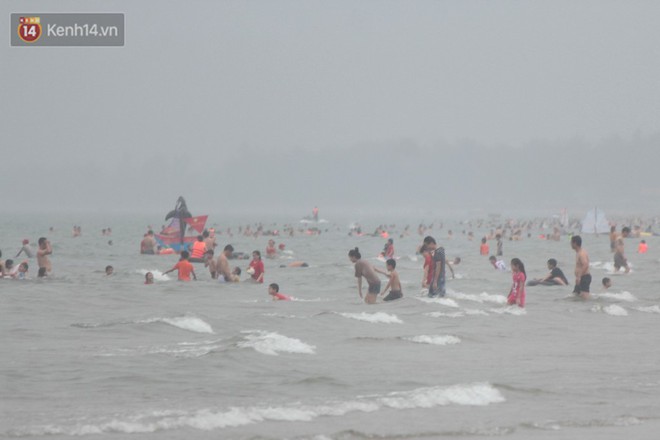 Trời vừa ngớt mưa, hàng nghìn du khách liền ùa xuống bãi biển Cửa Lò tắm mát - Ảnh 5.