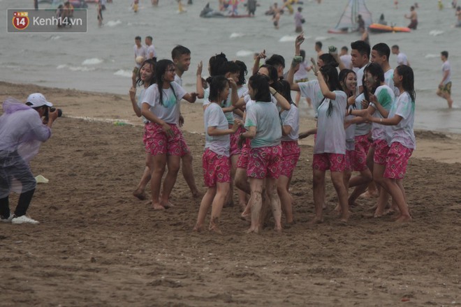 Trời vừa ngớt mưa, hàng nghìn du khách liền ùa xuống bãi biển Cửa Lò tắm mát - Ảnh 9.