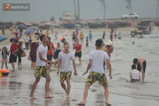 Trời vừa ngớt mưa, hàng nghìn du khách liền ùa xuống bãi biển Cửa Lò tắm mát - Ảnh 10.