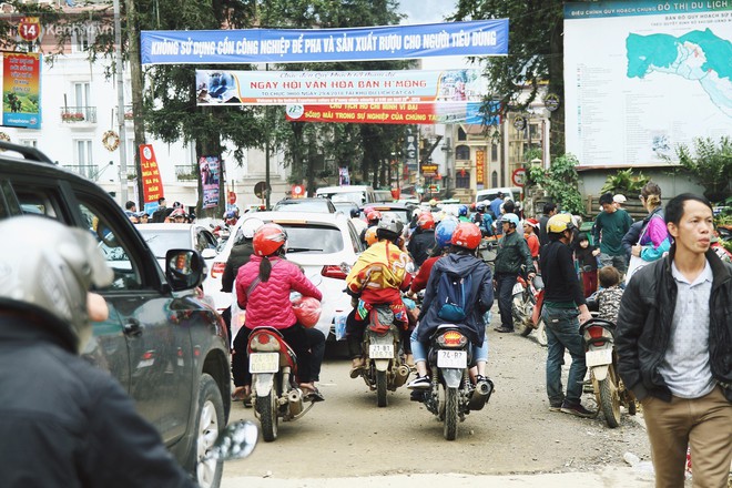 Chùm ảnh: Ô tô, xe máy nhích từng chút trong thị trấn Sapa do lượng người đổ về vui chơi lễ 30/4 tăng đột biến - Ảnh 17.