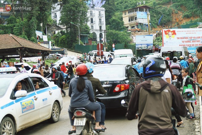 Ch&ugrave;m ảnh: &Ocirc; t&ocirc;, xe m&aacute;y nh&iacute;ch từng ch&uacute;t trong thị trấn Sapa do lượng người đổ về vui chơi lễ 30/4 tăng đột biến - Ảnh 8.