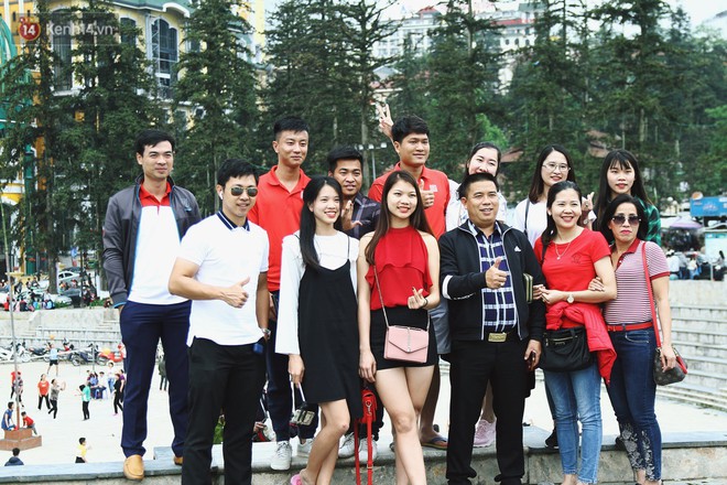 Ch&ugrave;m ảnh: &Ocirc; t&ocirc;, xe m&aacute;y nh&iacute;ch từng ch&uacute;t trong thị trấn Sapa do lượng người đổ về vui chơi lễ 30/4 tăng đột biến - Ảnh 13.