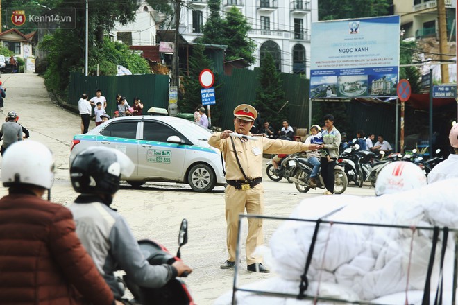 Ch&ugrave;m ảnh: &Ocirc; t&ocirc;, xe m&aacute;y nh&iacute;ch từng ch&uacute;t trong thị trấn Sapa do lượng người đổ về vui chơi lễ 30/4 tăng đột biến - Ảnh 11.