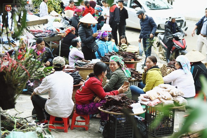 Chùm ảnh: Ô tô, xe máy nhích từng chút trong thị trấn Sapa do lượng người đổ về vui chơi lễ 30/4 tăng đột biến - Ảnh 10.