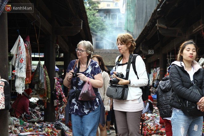 Ch&ugrave;m ảnh: &Ocirc; t&ocirc;, xe m&aacute;y nh&iacute;ch từng ch&uacute;t trong thị trấn Sapa do lượng người đổ về vui chơi lễ 30/4 tăng đột biến - Ảnh 5.