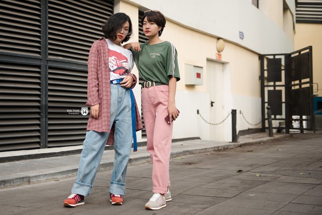 Street style 2 miền: B&ecirc;n cạnh những m&oacute;n đồ hot trend, diện đồ đ&ocirc;i ch&iacute;nh l&agrave; chi&ecirc;u mới để c&aacute;c bạn trẻ thể hiện phong c&aacute;ch - Ảnh 3.