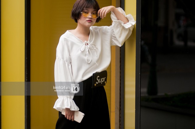 Street style 2 miền: B&ecirc;n cạnh những m&oacute;n đồ hot trend, diện đồ đ&ocirc;i ch&iacute;nh l&agrave; chi&ecirc;u mới để c&aacute;c bạn trẻ thể hiện phong c&aacute;ch - Ảnh 9.