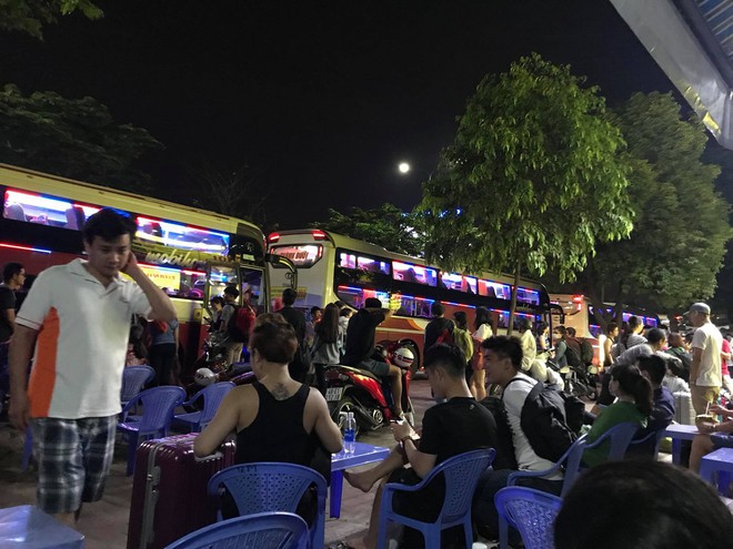 Nghỉ lễ 30/4 - 1/5: Nh&agrave; nghỉ, kh&aacute;ch sạn đồng loạt tăng gi&aacute; nhưng vẫn ch&aacute;y ph&ograve;ng, v&eacute; xe kh&aacute;ch khan hiếm - Ảnh 3.